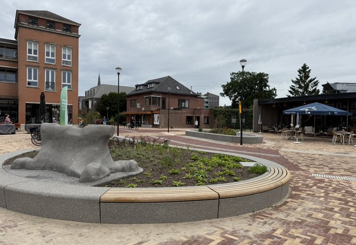 Wilhelminaplein met kunstwerk