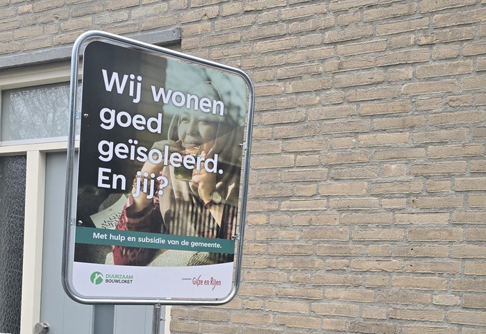 Bord bij woning waar is geïsoleerd