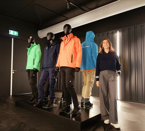 Simone van Tricop staat naast 4 paspoppen