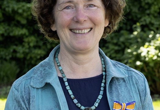 Willie de Jong-van den Boogaard met haar lintje