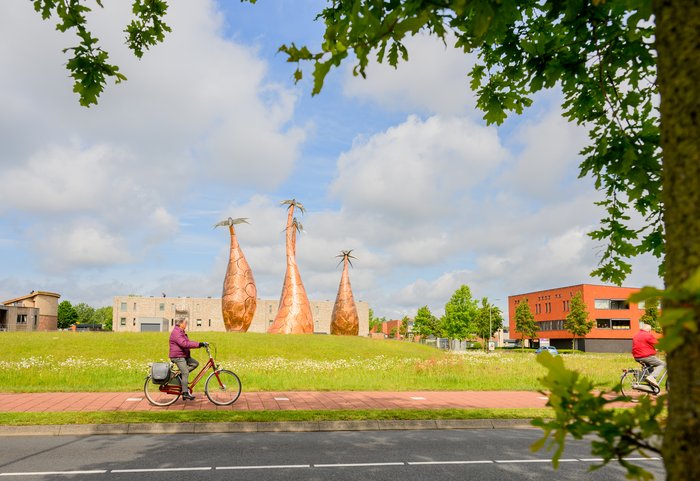 Kunstwerk de Magrieten met voorbijgaande fietser