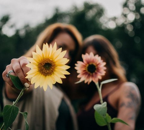 bloemen met vrouwen erachter