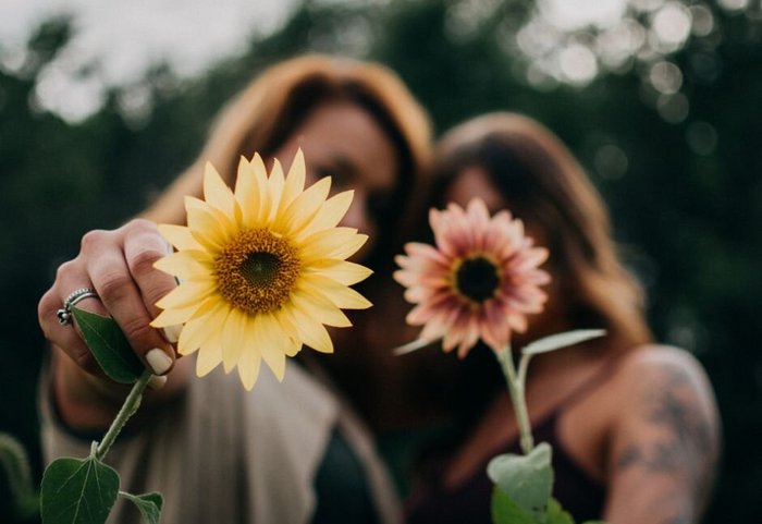 bloemen met vrouwen erachter