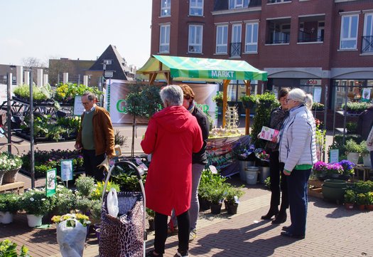 Mensen op de groene markt 2024