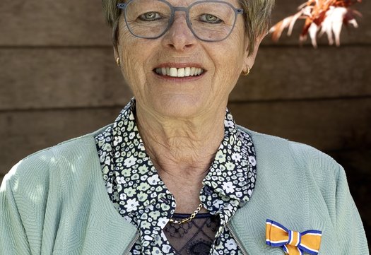 Willie Huisman-Schoemaker met haar lintje