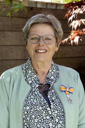 Willie Huisman-Schoemaker met haar lintje