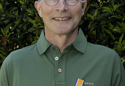 Ad Broeders met zijn lintje