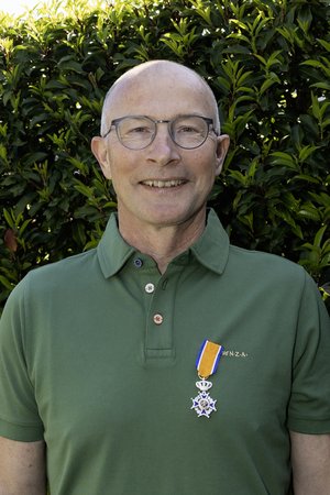 Ad Broeders met zijn lintje