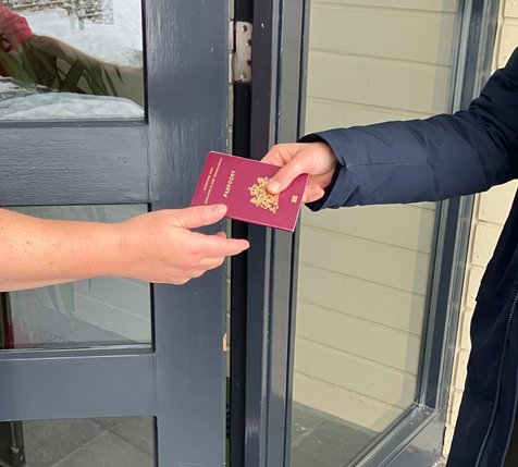 paspoort wordt overhandigd aan de deur