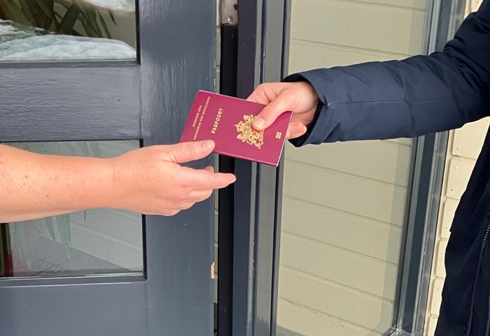 paspoort wordt overhandigd aan de deur