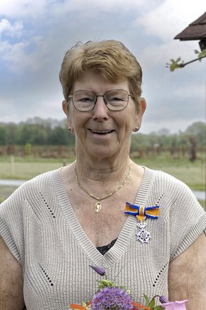 Marian Boemaars-Schalk met haar lintje