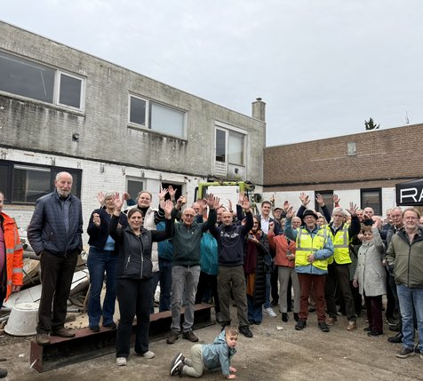 betrokkenen op de binnenplaats tussen Julianastraat 105 en 107