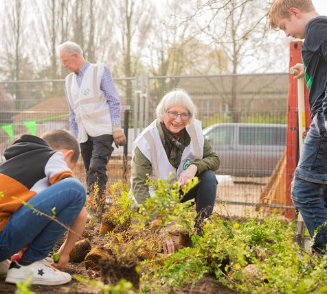 mensen aan de slag in groenperk