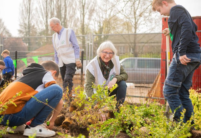 mensen aan de slag in groenperk