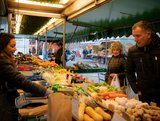 Afbeelding met persoon, kleding, markt, verkopen