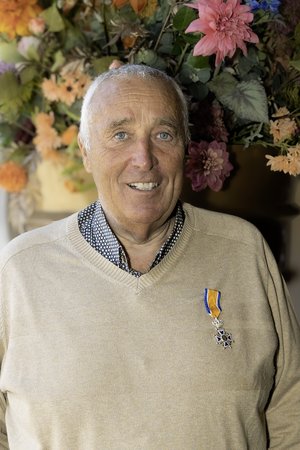 Joan Hapers met zijn lintje