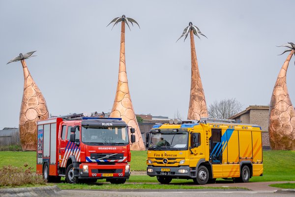 2 verschillende brandweerwagens voor het kunstwerk De Magrieten in Rijen