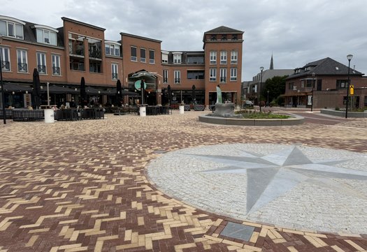 Wilhelminaplein met kompas op de voorgrond