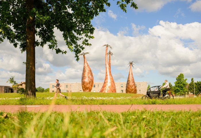 Kunstwerk 3 Magrieten met hardloper en fietser