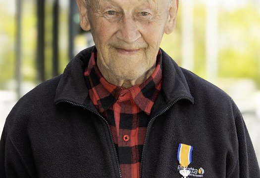 Janus Maas met zijn lintje