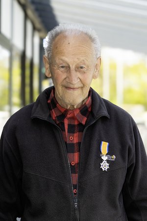 Janus Maas met zijn lintje