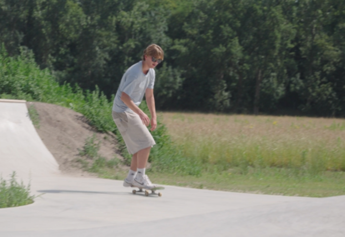 Skateboarder op het nieuwe skatepark
