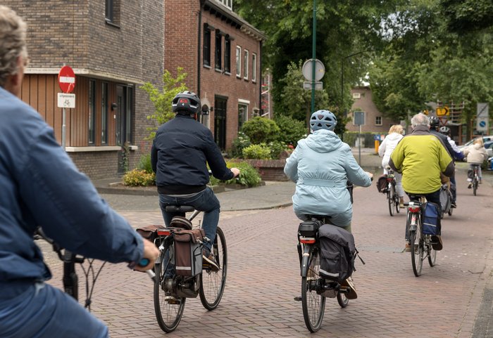 Groep senioren fietsers