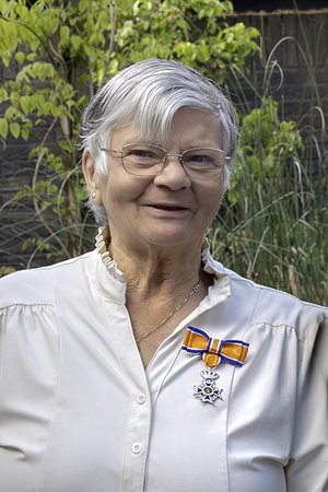 Joke Boemaars-van Loon met haar lintje