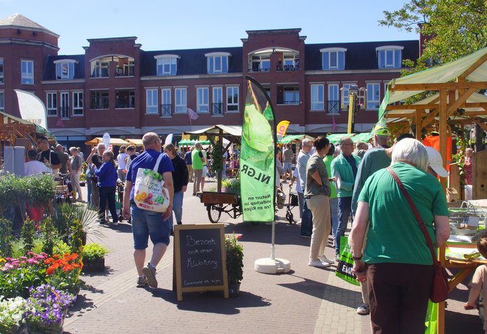 De Groene Markt met deelnemers en bezoekers