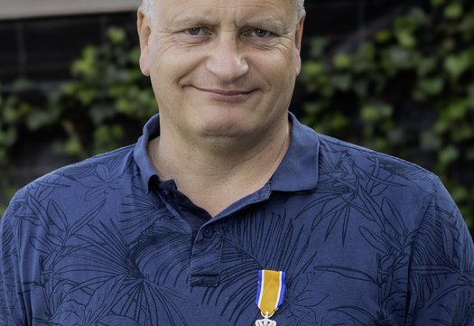 Corne Bink met zijn lintje