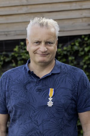 Corne Bink met zijn lintje