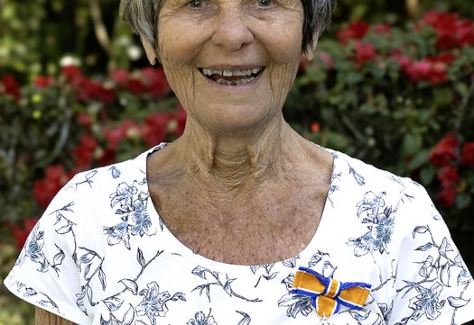 Ineke van den Akker-Robijn met haar lintje
