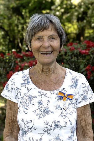 Dina Janneke van den Akker-Robijn met haar lintje