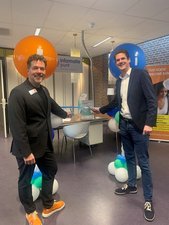 Afbeelding met persoon, overdekt, vloer, plafond