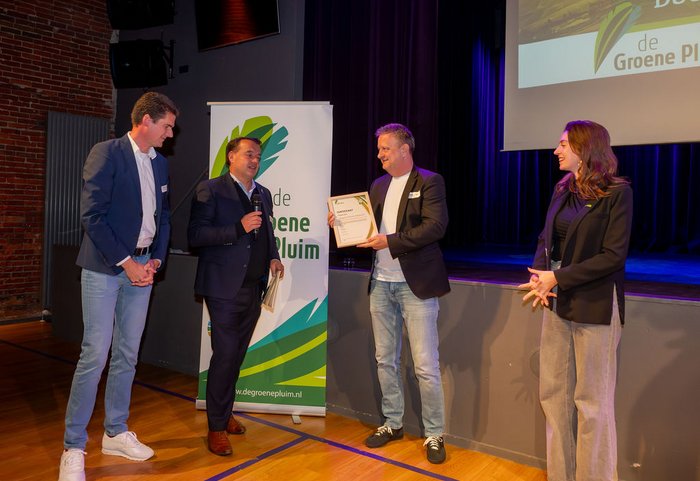 Overhandiging van de Groene Pluim aan een eerdere winnaar