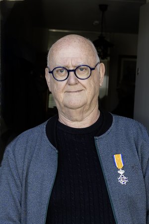 Ton Hofkens met zijn lintje