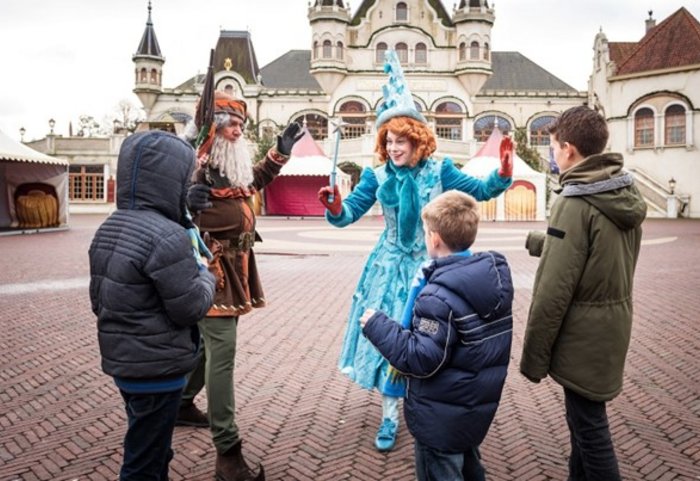 kinderen met sprookjesfiguren bij Efteling