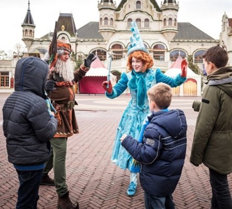 kinderen met sprookjesfiguren bij Efteling