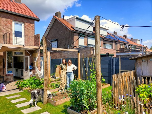Twee vrouwen in hun groene tuin