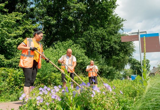 mannen aan het schoffelen