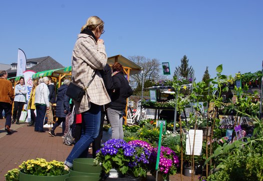 Mensen op de groene markt in 2025