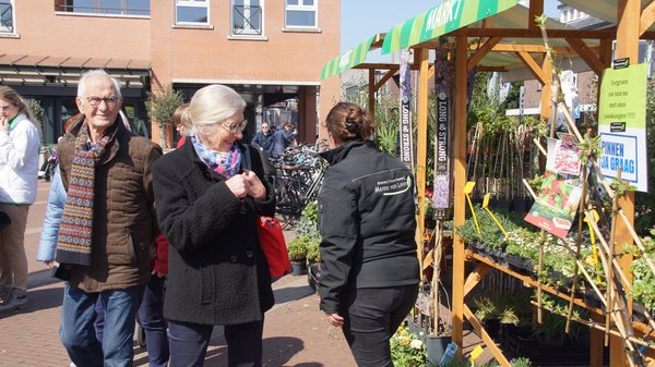 Bezoekers op de groene markt in 2025