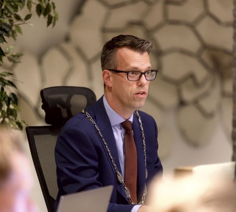 burgemeester in raadzaal